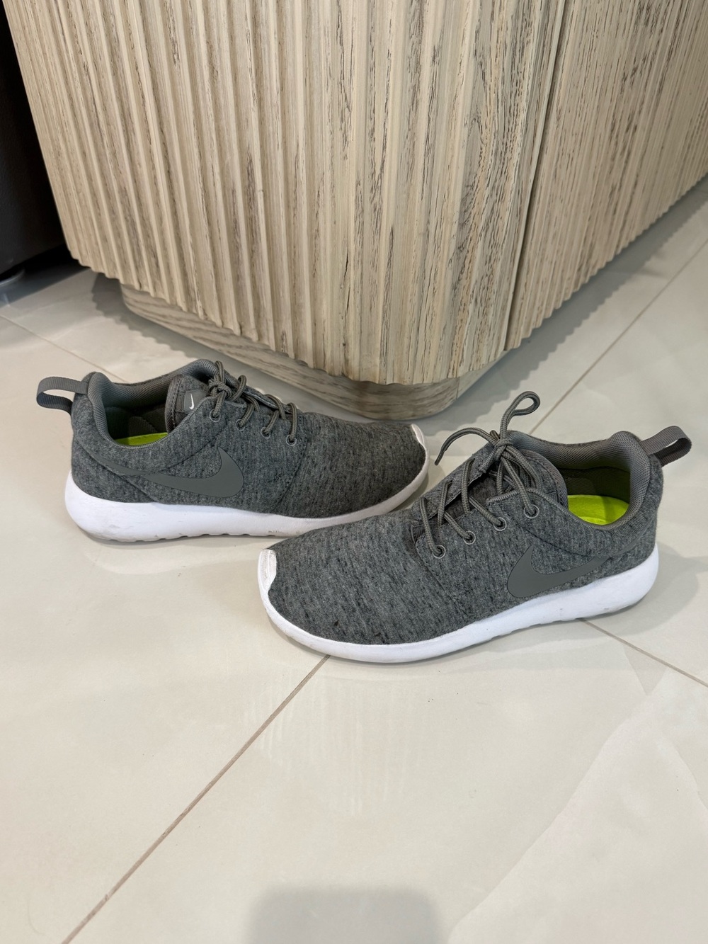 Nike Grey Roshe gray Lightweight fabric Sneakers 4.5Y = women’s Sz 6